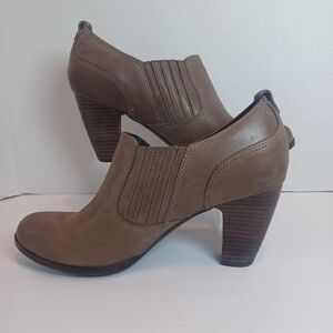 Clarks Artisan Womens Size 10M Brown‎ Leather Ankle Booties Heels Slip On